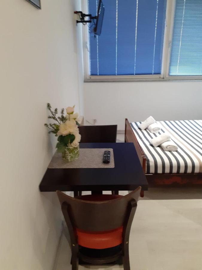 Paris Par Trains, Area, Studios Avec Salle De Bain Et Kitchenette Privees, Ou, Chambres Avec Salles Bain Et Cuisines Communes Persan 外观 照片