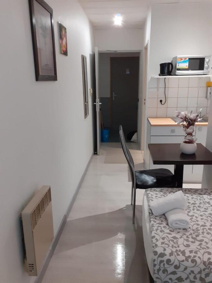 Paris Par Trains, Area, Studios Avec Salle De Bain Et Kitchenette Privees, Ou, Chambres Avec Salles Bain Et Cuisines Communes Persan 外观 照片