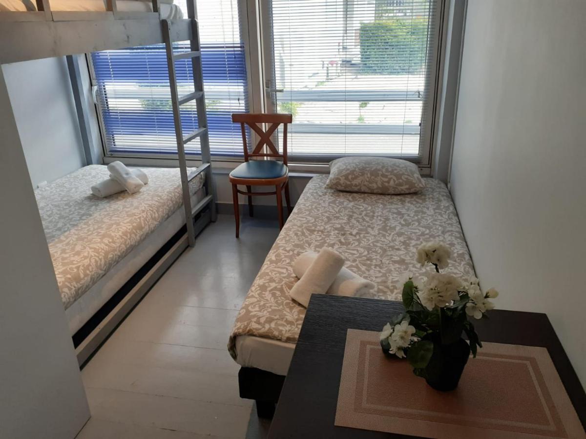 Paris Par Trains, Area, Studios Avec Salle De Bain Et Kitchenette Privees, Ou, Chambres Avec Salles Bain Et Cuisines Communes Persan 外观 照片