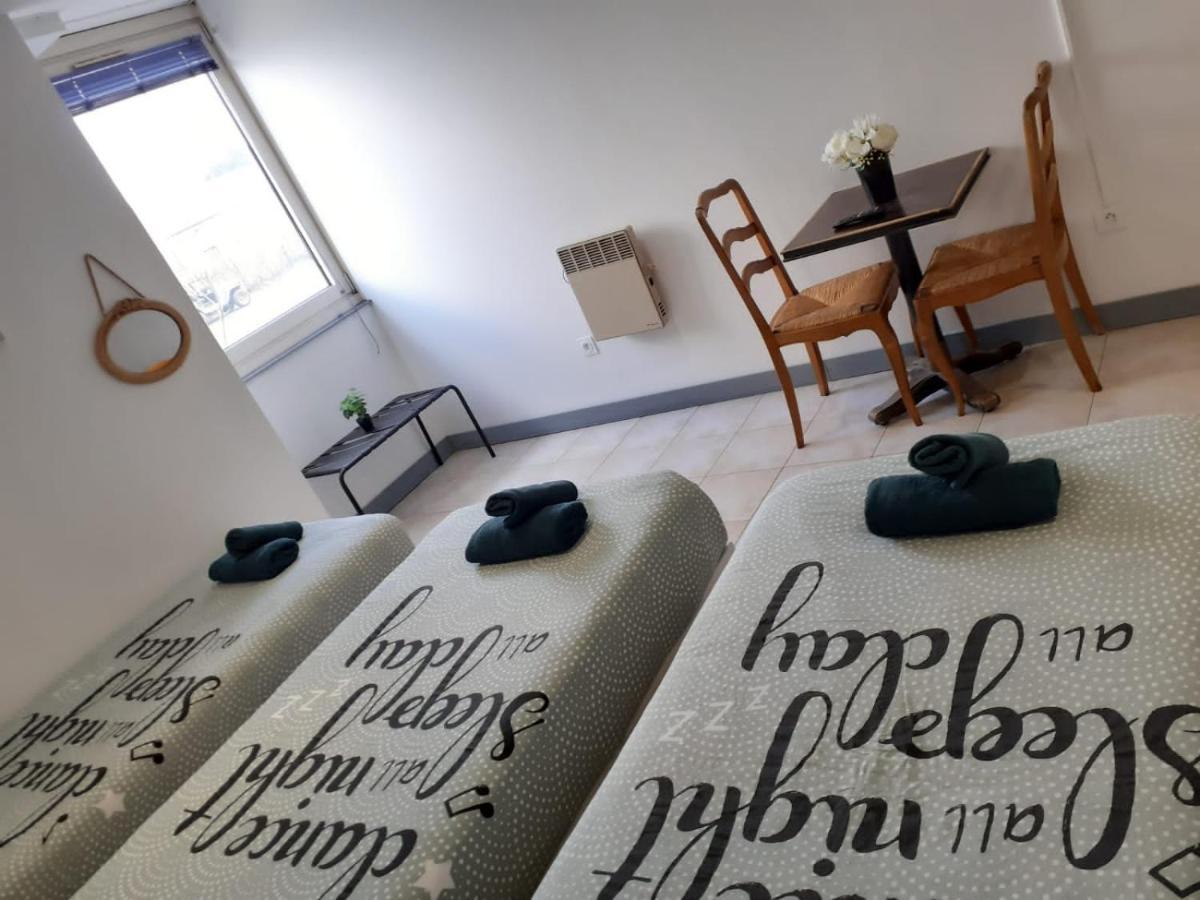 Paris Par Trains, Area, Studios Avec Salle De Bain Et Kitchenette Privees, Ou, Chambres Avec Salles Bain Et Cuisines Communes Persan 外观 照片