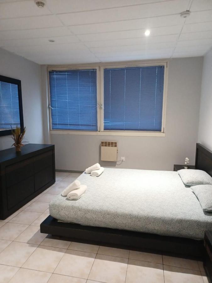 Paris Par Trains, Area, Studios Avec Salle De Bain Et Kitchenette Privees, Ou, Chambres Avec Salles Bain Et Cuisines Communes Persan 外观 照片