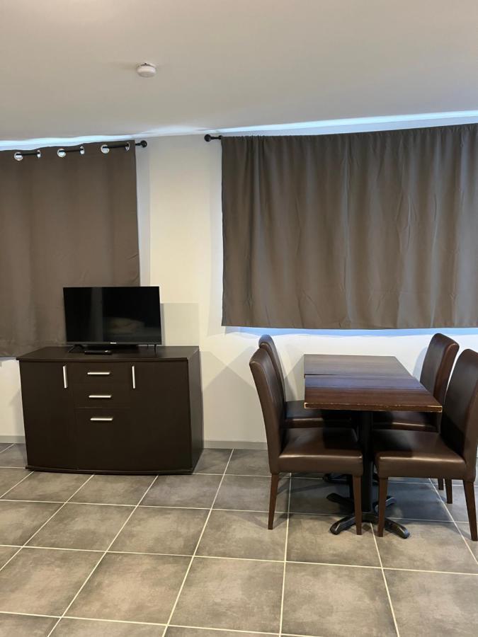 Paris Par Trains, Area, Studios Avec Salle De Bain Et Kitchenette Privees, Ou, Chambres Avec Salles Bain Et Cuisines Communes Persan 外观 照片