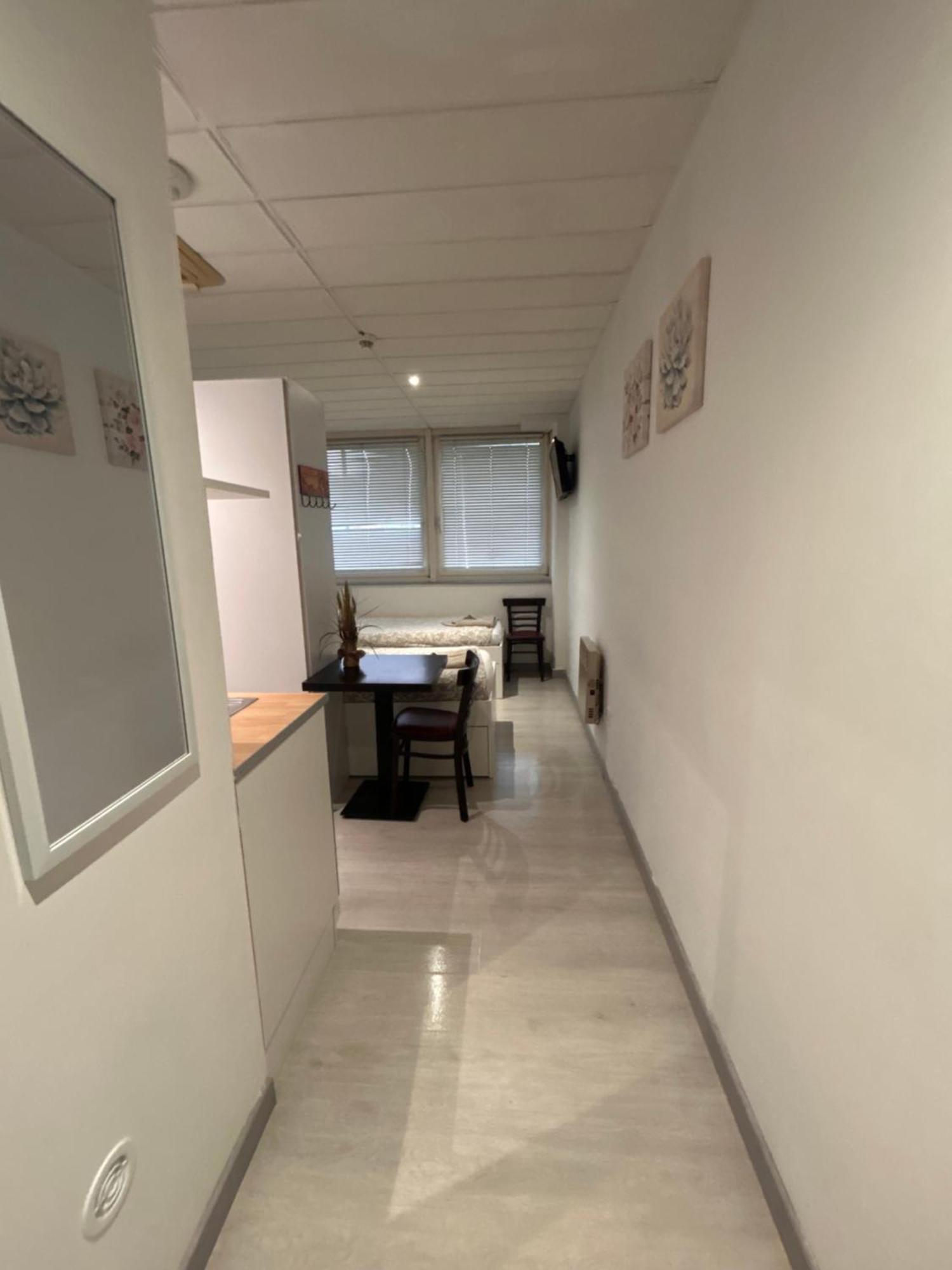 Paris Par Trains, Area, Studios Avec Salle De Bain Et Kitchenette Privees, Ou, Chambres Avec Salles Bain Et Cuisines Communes Persan 外观 照片