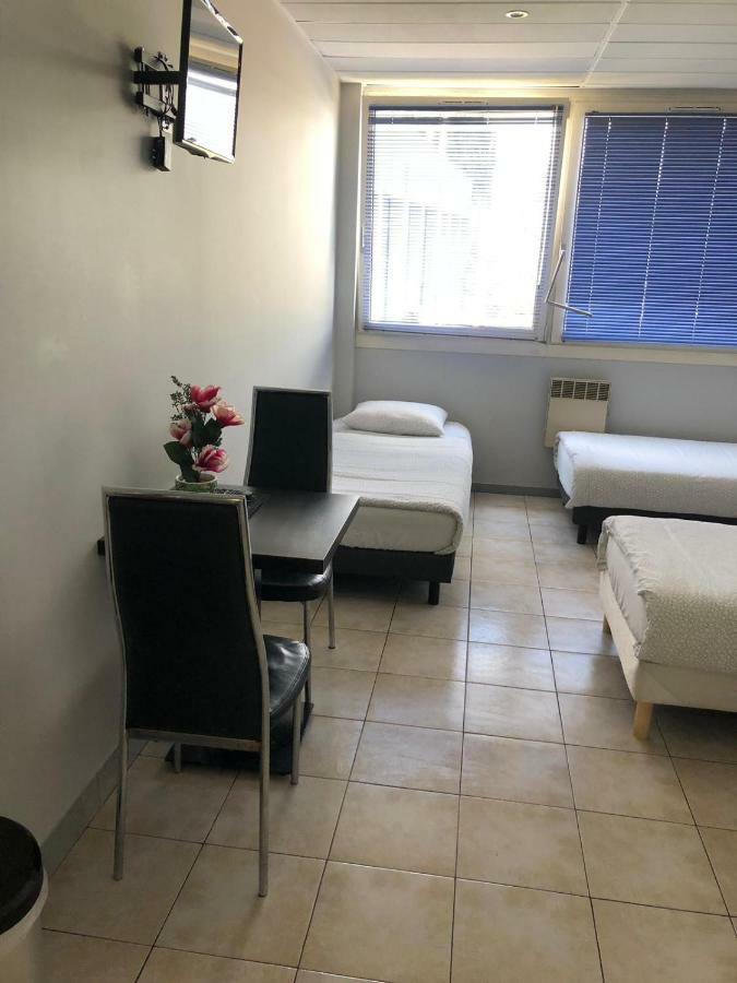 Paris Par Trains, Area, Studios Avec Salle De Bain Et Kitchenette Privees, Ou, Chambres Avec Salles Bain Et Cuisines Communes Persan 外观 照片